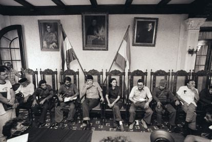 Miembros de la junta sandinista, Daniel Ortega, Sergio Ramirez,  Violeta Chamorro y Alfonso Robelo, acompañados por oficiales de alto rango del movimiento rebelde durante su primera aparición pública.