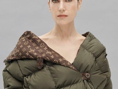 Jennifer Connelly con chaqueta acolchada confeccionada en 'ripstop'. La actriz luce prendas de Louis Vuitton en todas las imágenes.