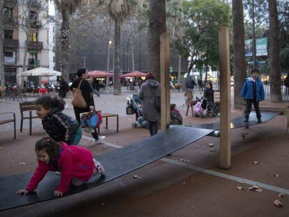 Nens jugant al nou parc infantil de la rambla del Raval de Barcelona, aquest divendres.