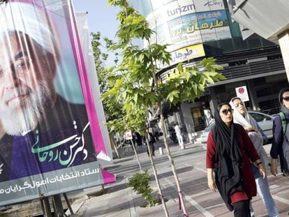 Un cartel electoral de Hasan Rohan&iacute; en las calles de Teher&aacute;n, este lunes. 