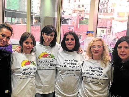 Madres de Infancia Libre (con camiseta blanca), tras ser invitadas por Podemos al Senado en 2017.