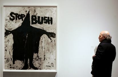 Un hombre observa una obra de Richard Serra, que lleva la leyenda 'Stop Bush', en la muestra previa a la inauguración de la Bienal de Arte Moderno de Nueva York, en el Whitney Museum, en 2006.   