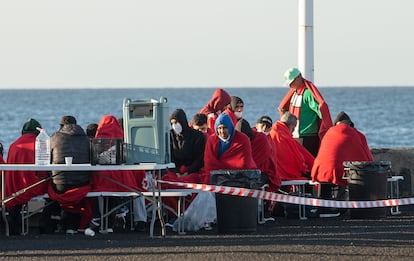 Migrantes magrebíes rescatados en una patera en aguas de Canarias, el miércoles en el puerto de Arrecife (Lanzarote).