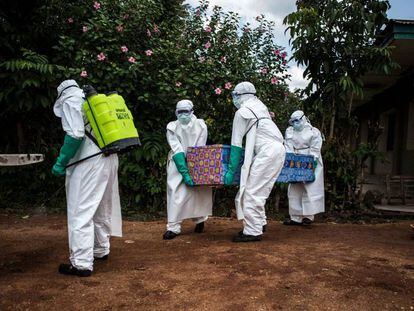 Personal de Sanidad trasladan el cuerpo de una víctima del ébola, cerca de la ciudad congoleña de Beni.