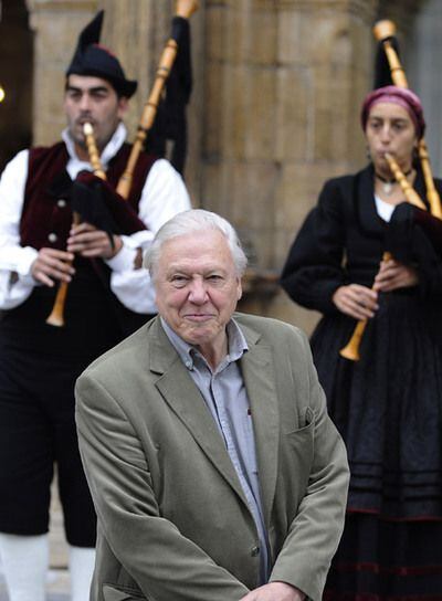 El naturalista británico David Attenborough posa ante los gaiteros en el hotel Reconquista.