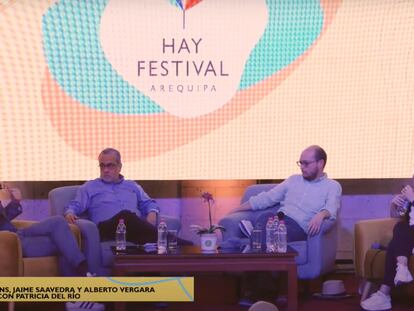 Jan Martínez Ahrens, Jaime Saavedra y Alberto Vergara, en conversación con Patricia del Río, durante el Hay Festvial 2023, en Arequipa (Perú).