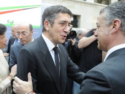 El todavía lehendakari Patxi López saluda a Íñigo Urkullu en octubre de 2012, apenas unos días después de que este último ganara las elecciones.