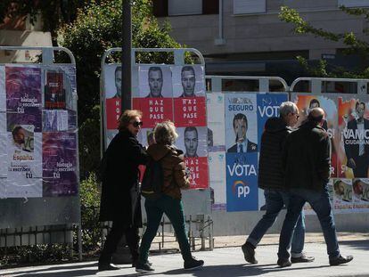 Carteles electorales en la localidad madrileña de Torrelodones.