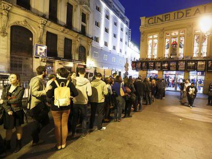 Cola de espectadores frente al Cine Ideal de Madrid.