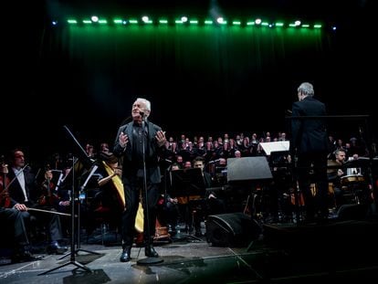 El cantante Víctor Manuel y el director de la orquesta y compositor, Joan Albert Amargós, en el último concierto de su gira 75 aniversario, en el WiZink Center, en Madrid.