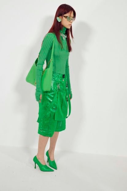 Givenchy consigue la perfecta simbiosis entre lo vintage y lo futurista gracias a estos zapatos de salón de su colección para el próximo invierno, terminados en punta, muy cerrados en el empeine y de un vibrante color verde.