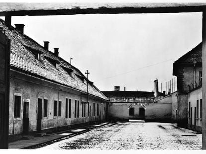 Uno de los patios del campo de concentración checo de Theresienstadt. Al fondo se lee el cartel: 'Arbeit Macht Frei' (El trabajo os hará libres). 1946