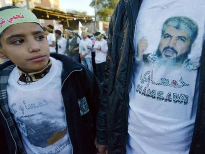 Un niño observa una camiseta con la imagen del líder de Hamás en el exilio, Jaled Mashel.