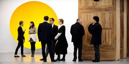 A la izquierda, 'Sin título' (2010), de Anish Kapoor, y a la derecha 'Moon Chest' (2008), de Ai Weiwei, en la Lisson Gallery, en la feria Frieze en Nueva York.