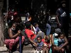 Migrantes haitianos hacen fila a las afueras de la Comisión Mexicana de Ayuda a Refugiados (COMAR) de la Ciudad de México para solicitar asilo humanitario, el 22 de Septiembre de 2021. 