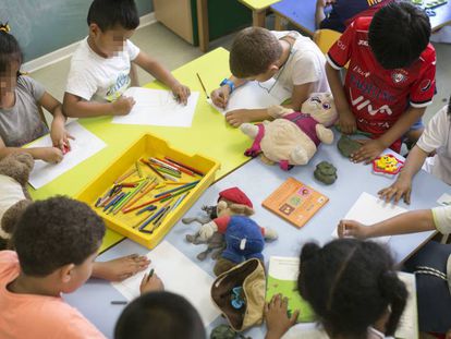 Unos niños juegan en la Asociación Ítaca, que atiende a los menores cuando salen del colegio. 