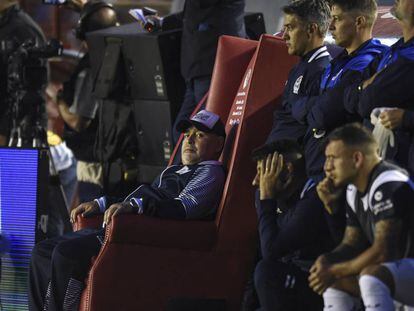 Maradona, técnico del Gimnasia, observa el partido contra Independiente. 