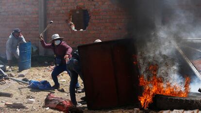 Los manifestantes chocan con las fuerzas de seguridad durante una protesta que exige elecciones anticipadas y la liberación del expresidente encarcelado Pedro Castillo en Juliaca, Perú.