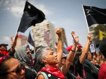 Colectivo de mujeres protestando en Chile