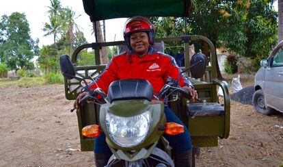 Juliana Francis Hatta, conductora de uno de los motocarros del grupo Stakishari Mazingira (GSM) comienza el recorrido por las calles de su barrio para recoger la basura de sus vecinos.