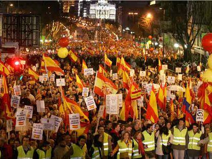 Imagen de un momento de la manifestación, en la que predominaron los colores rojo y amarillo de las banderas.