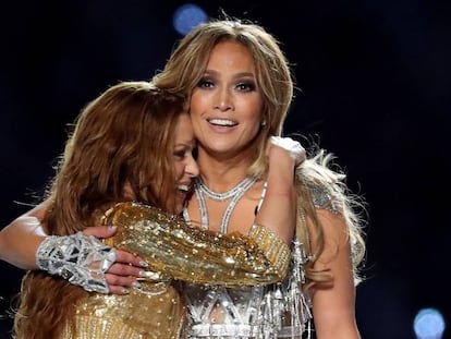 Shakira se abraza a Jennifer Lopez tras la actuación en el descanso de la Super Bowl LIV en Miami.