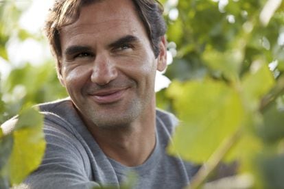 
El tenista Roger Federer protagoniza la nueva campaña de Moët & Chandon. Una serie de cortos que muestran la riqueza del champán a través de los ojos del deportista, que se adentra en la sede de la compañía para descubrir sus secretos.