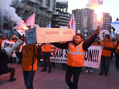 Trabajadores de Alcoa de Avilés y A Coruña durante la concentración de este martes ante el Ministerio de Industria.
