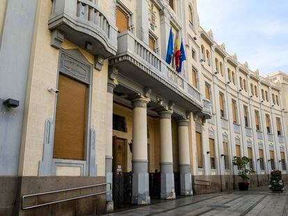 Fachada de la Asamblea de Melilla, cuyas dependencias han sido registradas este viernes por la Policía Nacional.