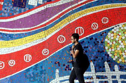 Un iraní ante un mural este lunes en las calles de Teherán.