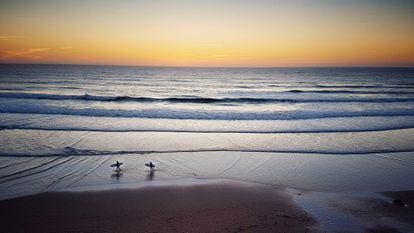 Surfistas en la playa de Amado, en el Algarve (Portugal).