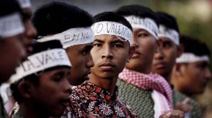 IMÁGENES DEL DÍA: Estudiantes islámicos protestan en contra de la celebración del día de San Valentín en Banda Aceh (Indonesia).