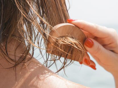 En verano el cabello sufre más y solemos recurrir a productos desenredantes. GETTY IMAGES.