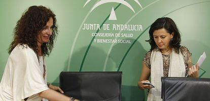 La consejera Mar&iacute;a Jes&uacute;s Montero con Natividad Cuende, directora de la Iniciativa en Terapias Avanzadas.