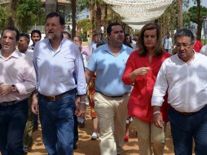 El alcalde y candidato del PP en Almonte, Jos&eacute; Antonio Dom&iacute;nguez, a la izquierda de Rajoy durante una visita en 2012.