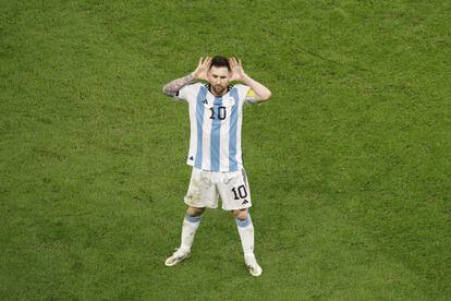 Messi celebra el  gol de penalti marcado a Holanda. 
