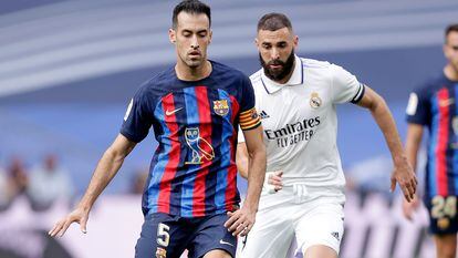MADRID, SPAIN - OCTOBER 16: Sergio Busquets of FC Barcelona  during the La Liga Santander  match between Real Madrid v FC Barcelona at the Estadio Santiago Bernabeu on October 16, 2022 in Madrid Spain (Photo by David S. Bustamante/Soccrates/Getty Images)