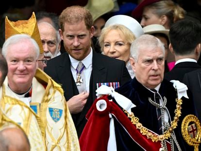 Los príncipes Enrique y Andrés de Inglaterra, hijo y hermano del rey Carlos, respectivamente, salían este sábado de la abadía de Westminster tras la coronación.