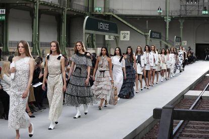 Varios modelos muestran creaciones de la colección Cruise 2020 de Chanel.