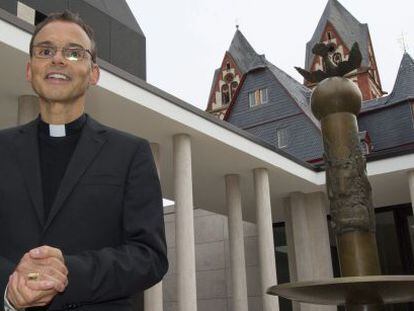 El obispo Franz-Peter Tebartz van-Elst, junto a su residencia.