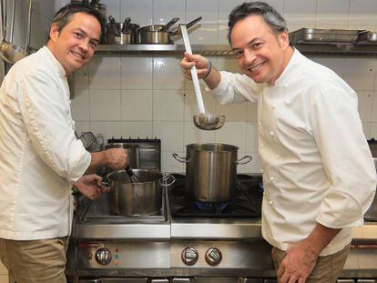 Los cocineros Sergio y Javier Torres presentan su nuevo libro de cocina en su restaurante Dos Cielos de Madrid.