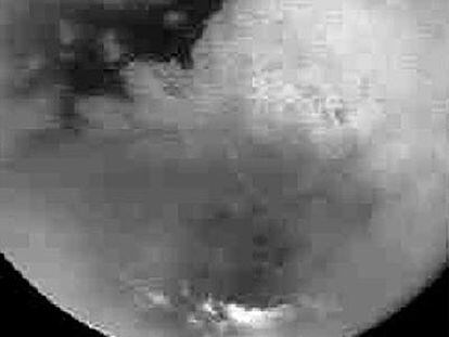 Imágen de la superficie de Titán obtenida durante la aproximación de la nave <i>Cassini</i> el 25 de octubre de 2004.
