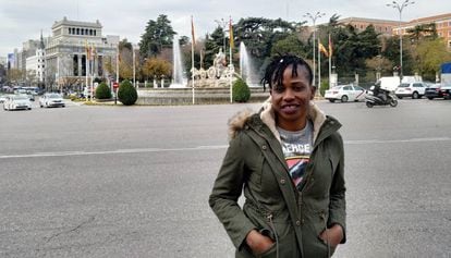 Emily Sini, nigeriana rescatada por el barco Aquarius el pasado julio, posa en la plaza de Cibeles después de su charla en el encuentro Ilegal es dejarles morir organizado por la Comisión Española de Ayuda al Refugiado en el Ayuntamiento de Madrid el 18 de diciembre, Día Internacional del Migrante.