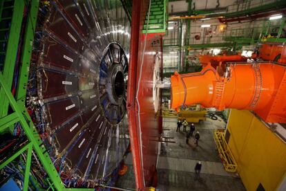 Los científicos del mayor acelerador de partículas del mundo, el LHC de Ginebra, han descubierto este año una nueva partícula: el 'pentaquark'. El hallazgo confirma la existencia de una nueva forma de organizar la materia a nivel subatómico. El 'pentaquark' recibe su nombre porque está compuesto de cinco partículas fundamentales. Toda la materia se organiza a nivel subatómico de diferentes maneras. Los protones y los neutrones, por ejemplo, están formados por tres quarks. Se sabía que la materia podía componer otras variantes más exóticas pero hasta ahora no habían sido observadas. “Vimos un pico en las gráficas muy parecido al que se veía cuando el 'bosón de Higgs' fue descubierto”, explica Guy Wilkinson, portavoz del experimento. Seguramente, añaden los científicos, no hay solo un tipo de 'pentaquark' sino varios, y ahora toca buscarlos durante la presente ronda de experimentos en el LHC.