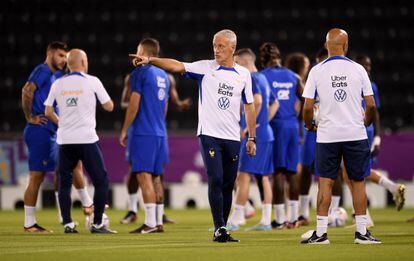 The coach, Didier Deschamps, directs a training session for the French team during the World Cup in Qatar.