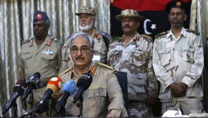 El general Khalifa Hiftar durante una conferencia de prensa el mi&eacute;rcoles en un club deportivo en Abyar, al este de Bengasi.