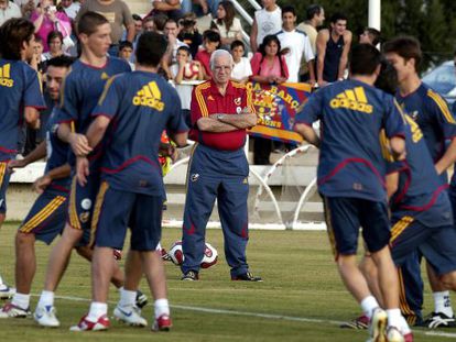 Luis Aragonés contempla un entrenamiento de España en 2006
