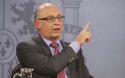 Cristóbal Montoro señala el panel de cuentas durante la rueda de prensa.