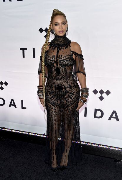 Beyoncé acudió al concierto Tidal X: 1020 Amplified vy HTC en Nueva luciendo un ajustadísimo y transparente vestido negro con pedrería de Philipp Plein junto a una larga trenza que le llegaba a los muslos.