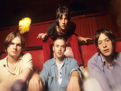 La banda The Verve (el guitarrista Nick McCabe, el batería Peter Salisbury, el vocalista Richard Ashcroft, de pie, y el bajista Simon Jones), durante el verano de 1996 en Nueva York.